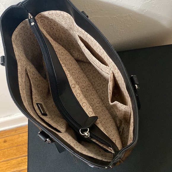 Guess purse - Picture 4 of 4